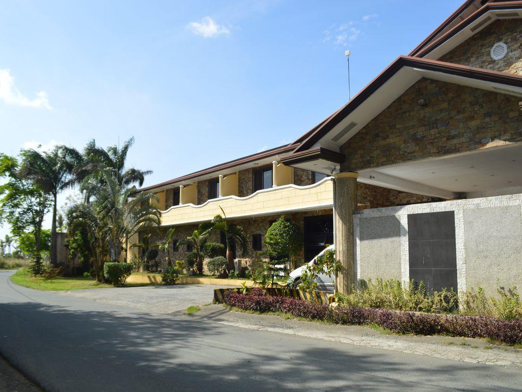 Phil Oasis Hotel & Resort Silang Exteriör bild