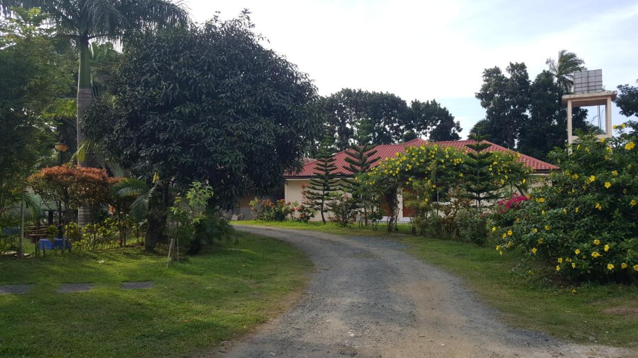 Phil Oasis Hotel & Resort Silang Exteriör bild