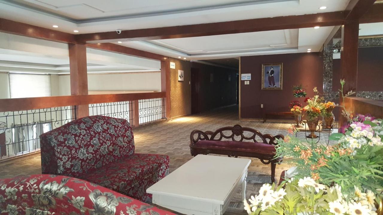 Phil Oasis Hotel & Resort Silang Exteriör bild